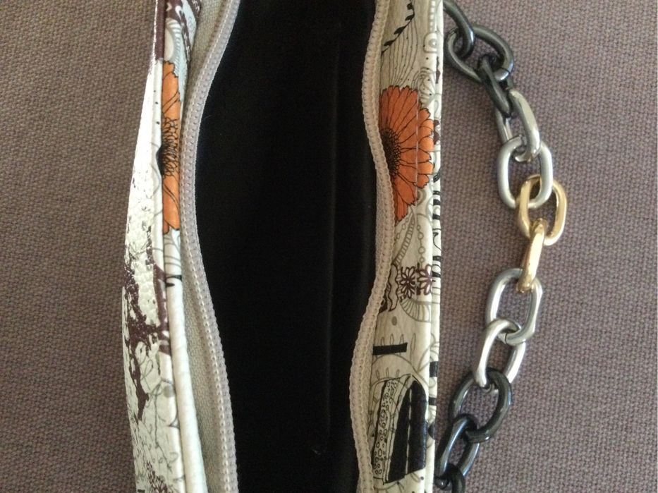 Дамска чанта с ефектна дръжка