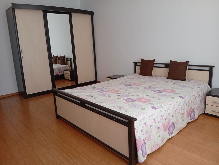 Închiriez apartament la casa