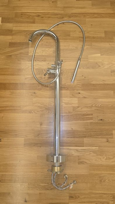 Комплект ванны со смесителеи