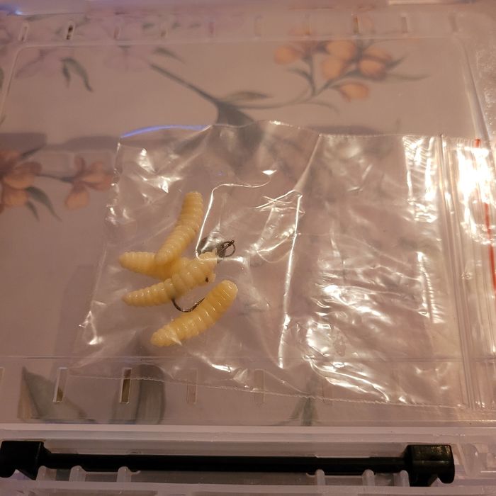 Продавам  ръкавици и примамки за риба