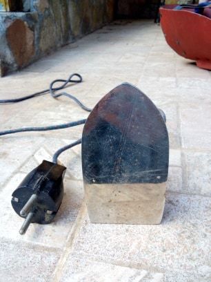 Малка ютия на ток