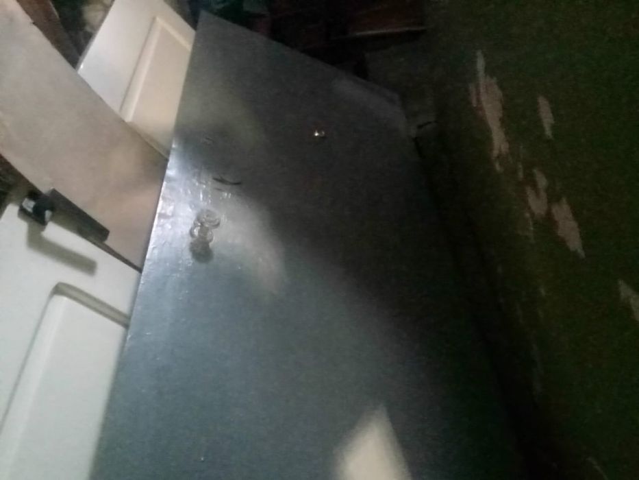 Железная дверь, с замком и ручкой, все в рпбочем состоянии