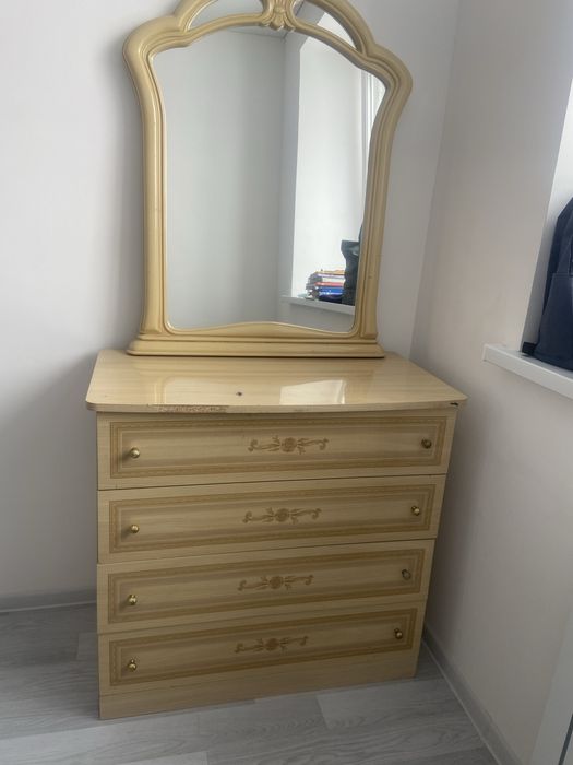 Комод с зеркалом