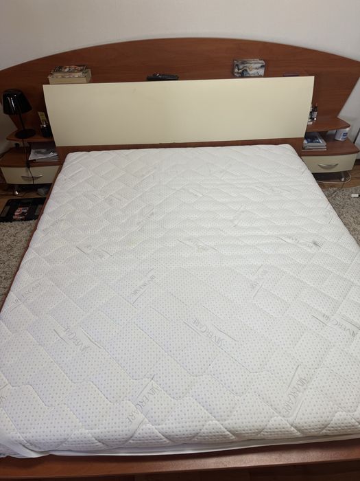 Спалня с практична ракла, две нощни шкафчета и матрак