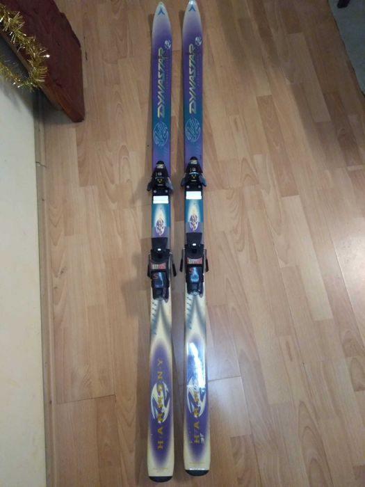 Vând o pereche de schiuri DYNASTAR