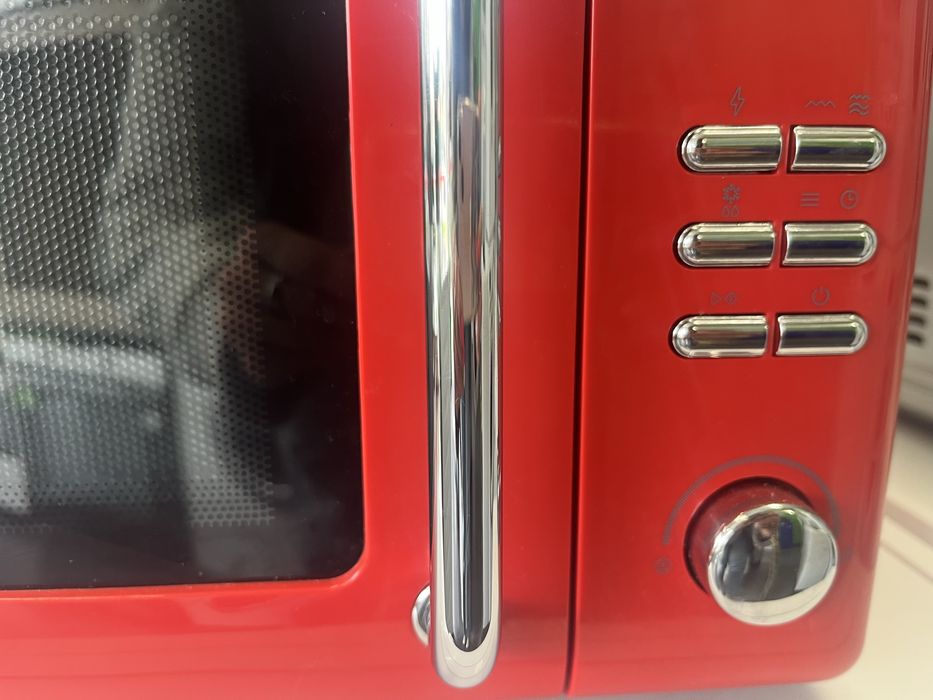 Микровълнова фурна Cecotec ProClean 5110 Retro – Ретро стил и качество!