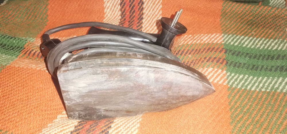 Работеща ютия от времето на соцс