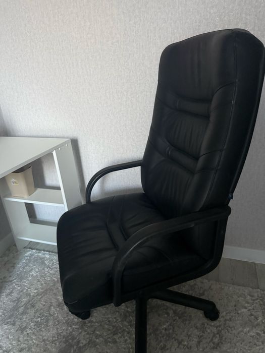 Продам компьютерный стол и кожаное кресло