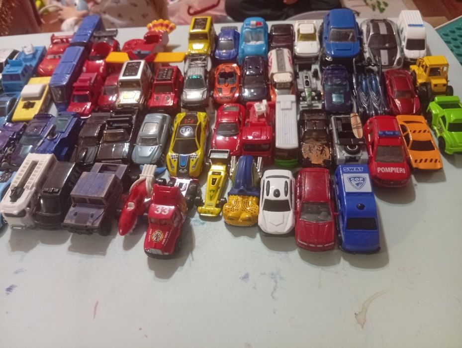 Vând 80 mașinuțe copii
