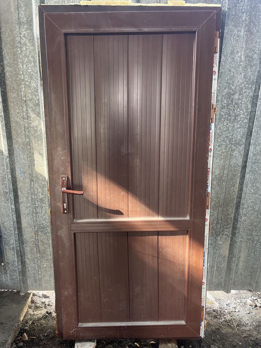 Продам пластиковые дверь