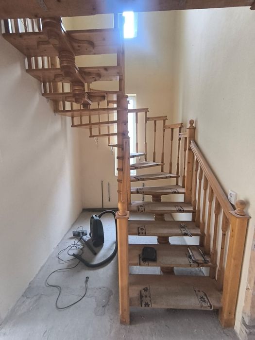 Scară interioara din lemn
