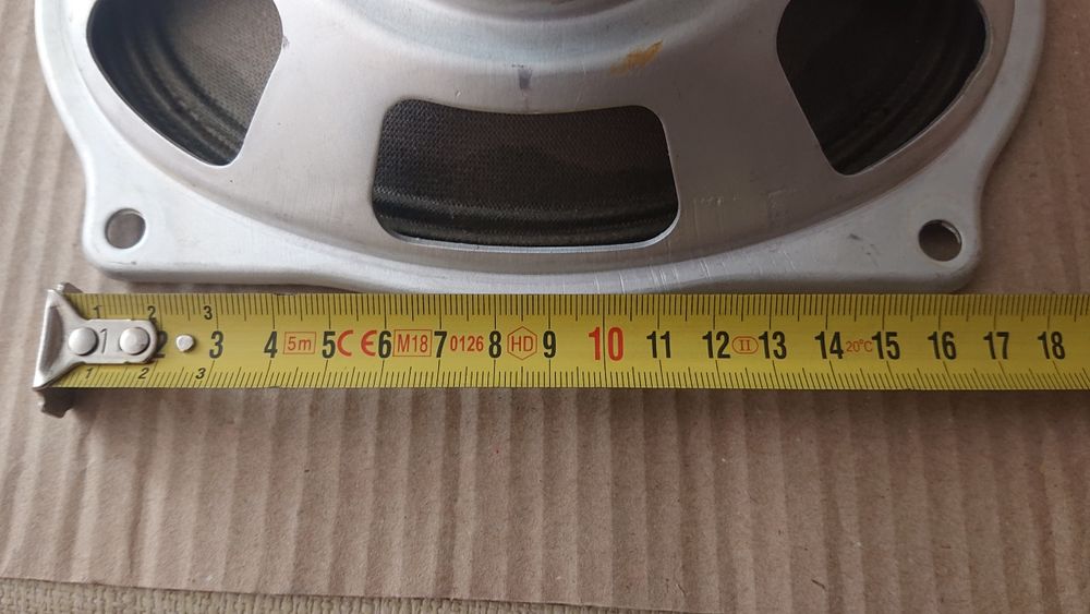 Стар голям висоговорител от лампово радио.