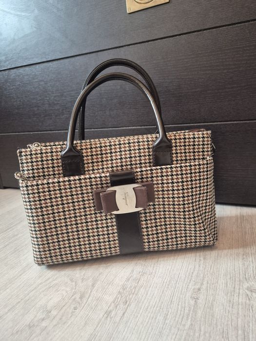 Vând geantă Savatore Ferragamo