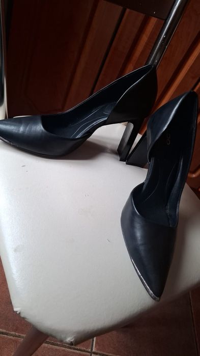 Vând ghetuțe și pantofi din piele naturală Aldo și pantofi Flavia