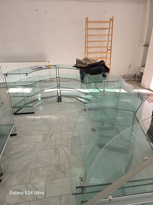 Vitrine din sticlă cu 5 rafturi