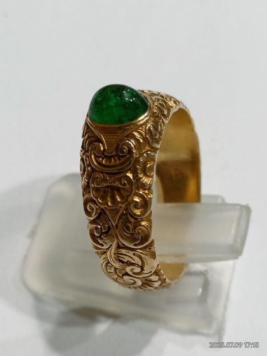 Vind inel deosebit din aur 18kt cu smarald