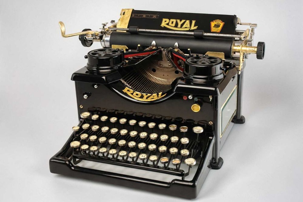 Masina de scris Royal 10 – editie rară cu aur 22K – obiect premium.