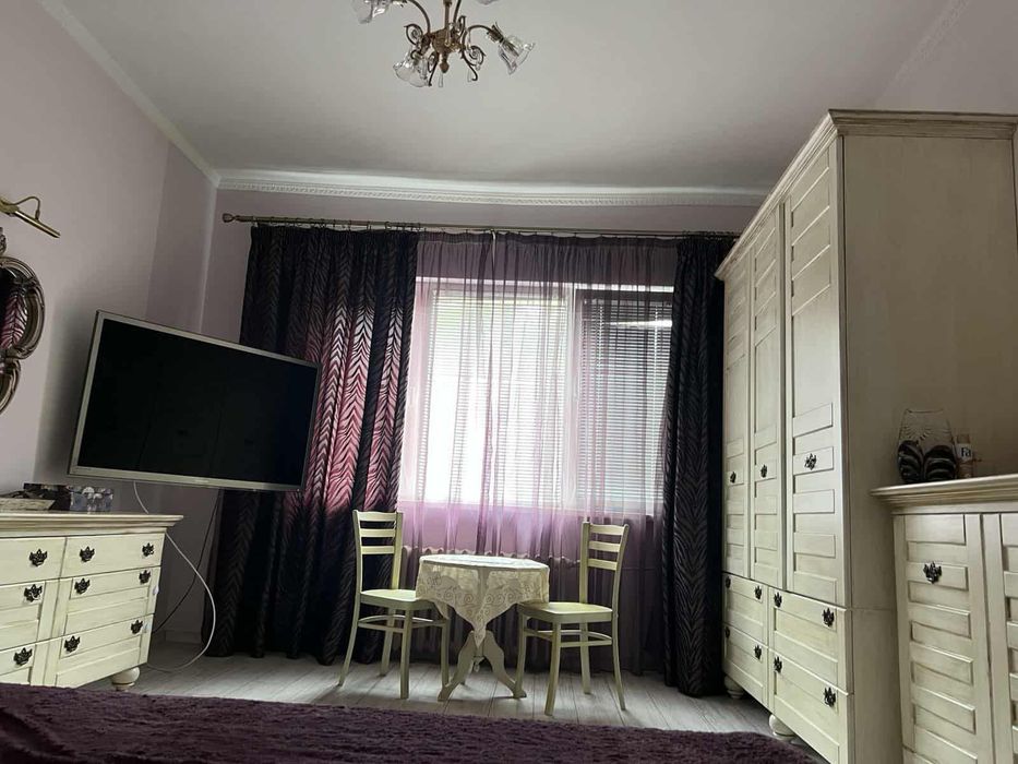 Дава се под наем Тристаен апартамент в София, Център - 130 кв.м за 1200 € - Снимка #2