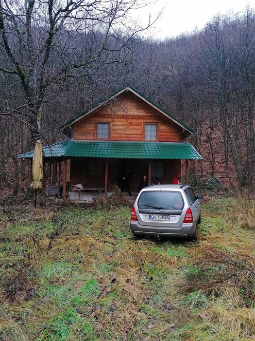 Vand cabana de lemn la Dezna, statiunea Moneasa, in Jud. Arad