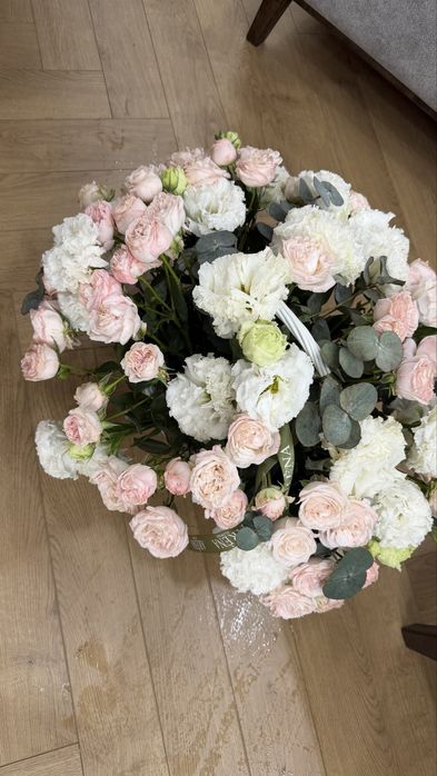 Продам цветы в корзинке очень  красивые