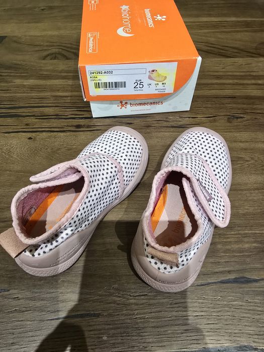 Два модела пантофки Biomehanics момиче, размер 25