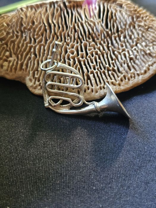 Un cadou special - medalion argint trompeta miniatura