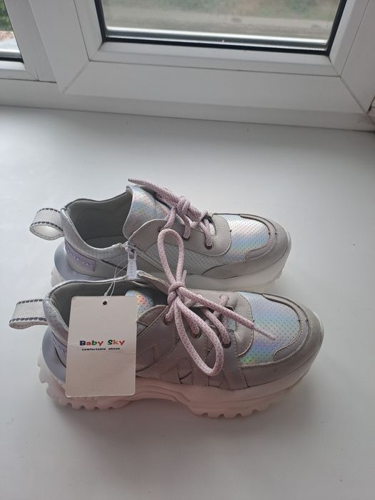 Кроссовки на девочку