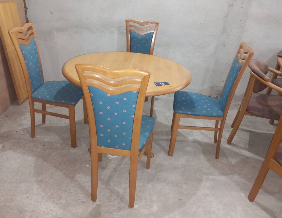 Комплект масивна разтегателна маса- Автомат с 4 стола.
Внос.

Размери-