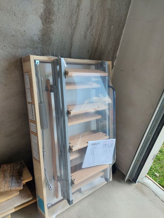 Scara la pod din metal cu trepte de lemn