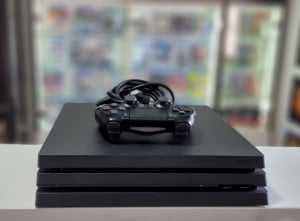 PS4 PRO 1TB игри и джойстик