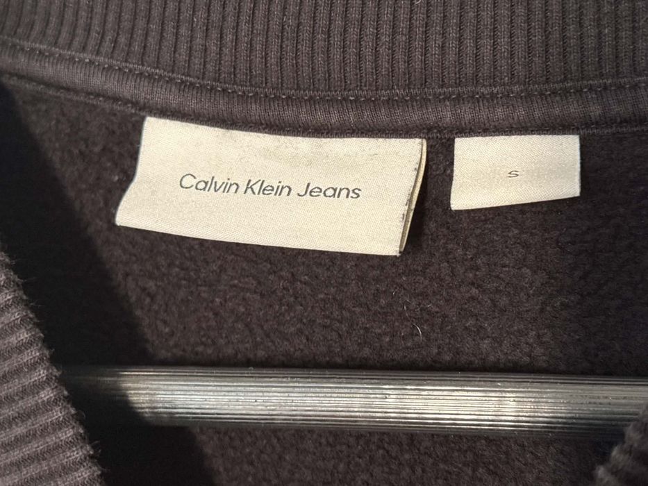 Оригинален черен суичър Calvin Klein Jeans с монограм. Размер S.