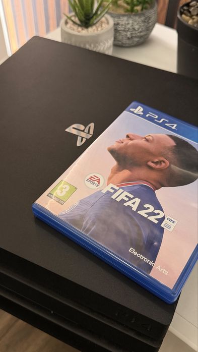 Playstation 4 pro ( два джойстика + fifa )