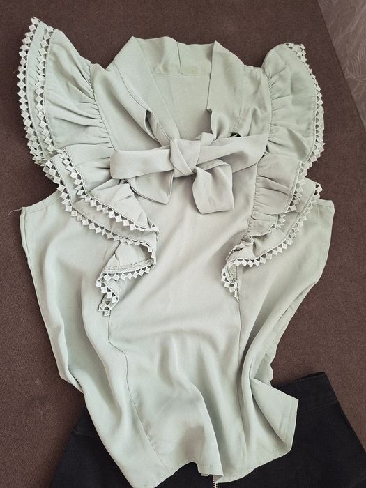 Ризка тюркоаз цвят с воали на ръкавите и пандела