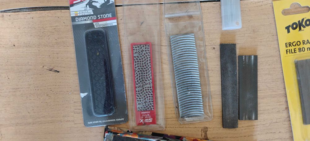 Kit reparatii schiuri (ceara, ascutitoare, pile, razuitoare, lamele, perii, cofix, fier calcat)