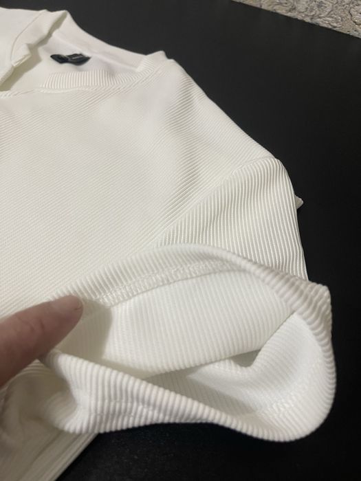 Футболка белая.