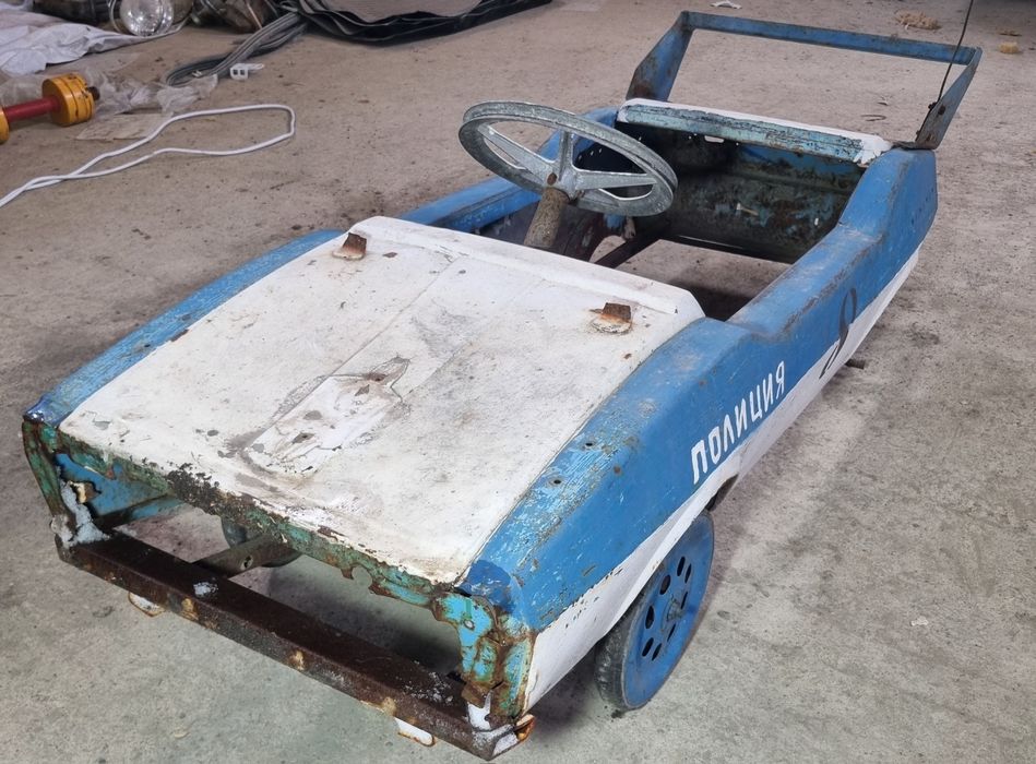 Педальная машинка