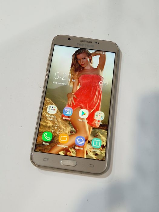 Telefon Samsung Galaxy J7 Prime.