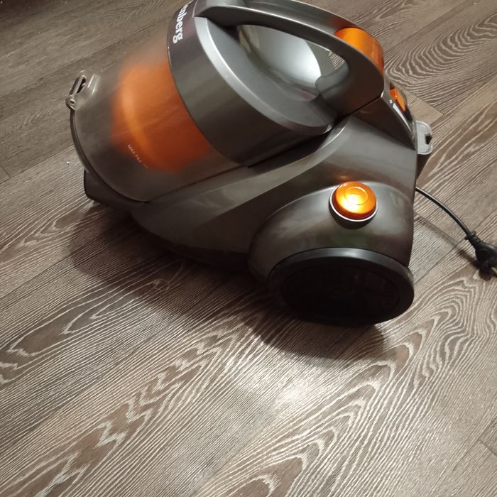 Продам на запчасти пылесос Elenberg