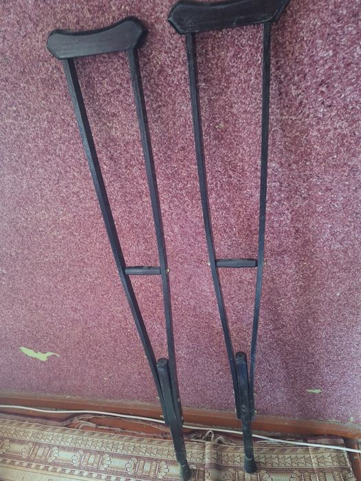 Qo'ltiq tayoq sotiladi