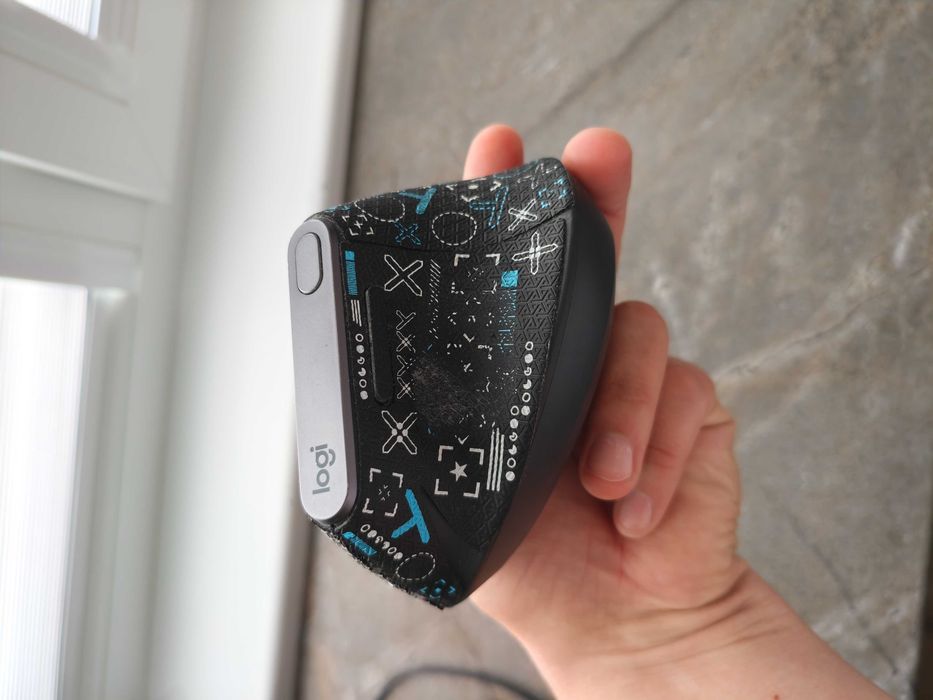 Logitech MX Vertical ергономична безжична мишка с Bluetooth и USB приемник