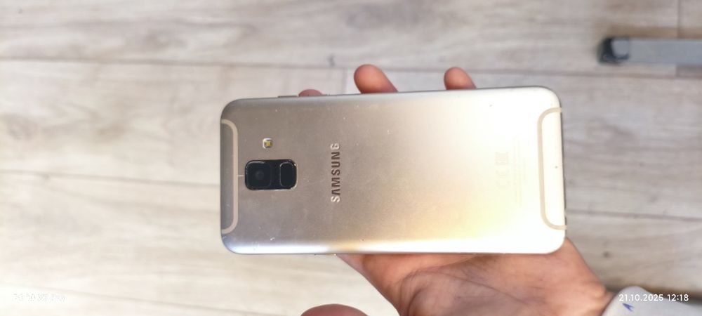 Самсунг а6 32гб в среднем состоянии