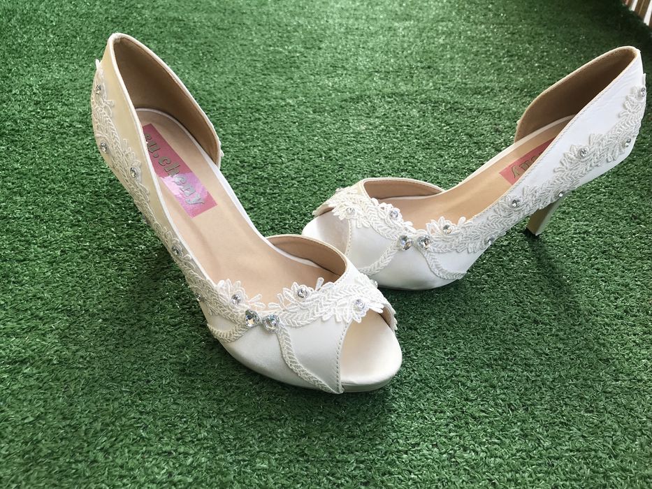 Pantofi albi de mireasa
