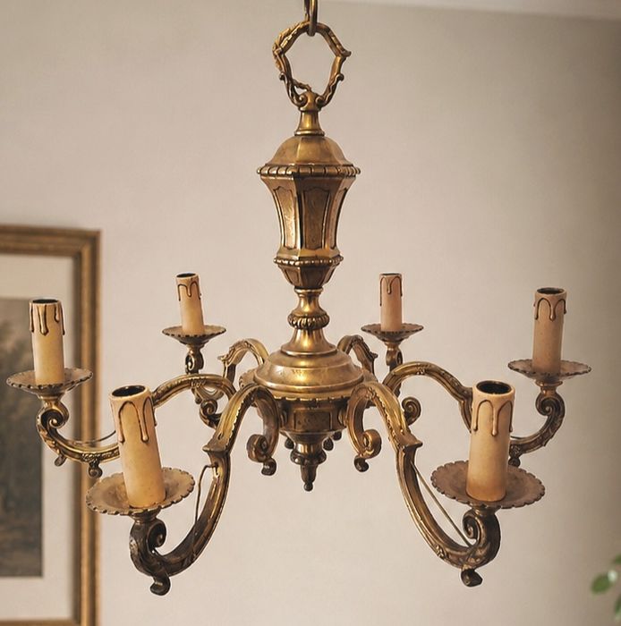 Boem candelabru de dimensiuni mari din bronz masiv in stilul Louis ,piesa cu o lucrătură de o foarte mare finețe,masiv dimensiuni 65 cm diametrul ,75