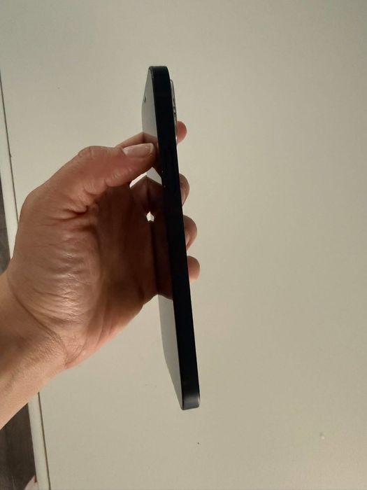 Продавам Iphone 12 , 64 GB