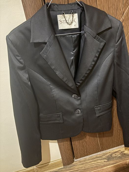 Дамско сатенено вталено сако.