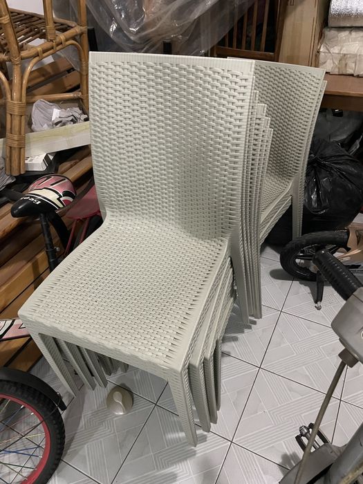 Продаются пластмассовые столы и стулья