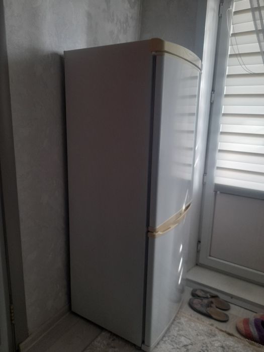 Холодильник  с морозильной камерой  LG.