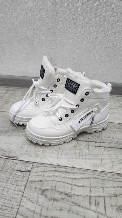 Зимние кроссовки белые