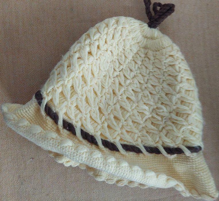 Красива плетена жълта шапка с кафяв орнамент