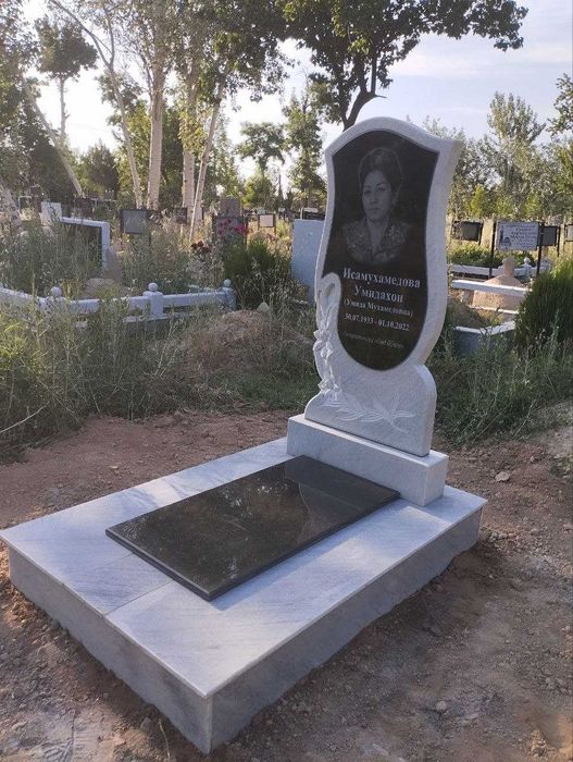 Памятники на кладбище